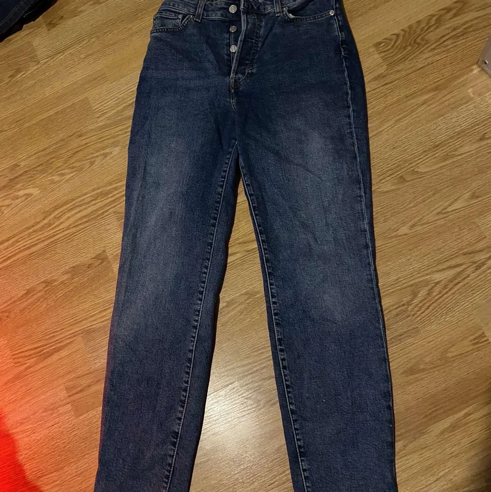 Mom jeans från hm, köpta för ungefär ett år sedan, inte använda mycket alls . Jeans & Byxor.