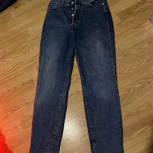 Mom jeans från hm, köpta för ungefär ett år sedan, inte använda mycket alls 