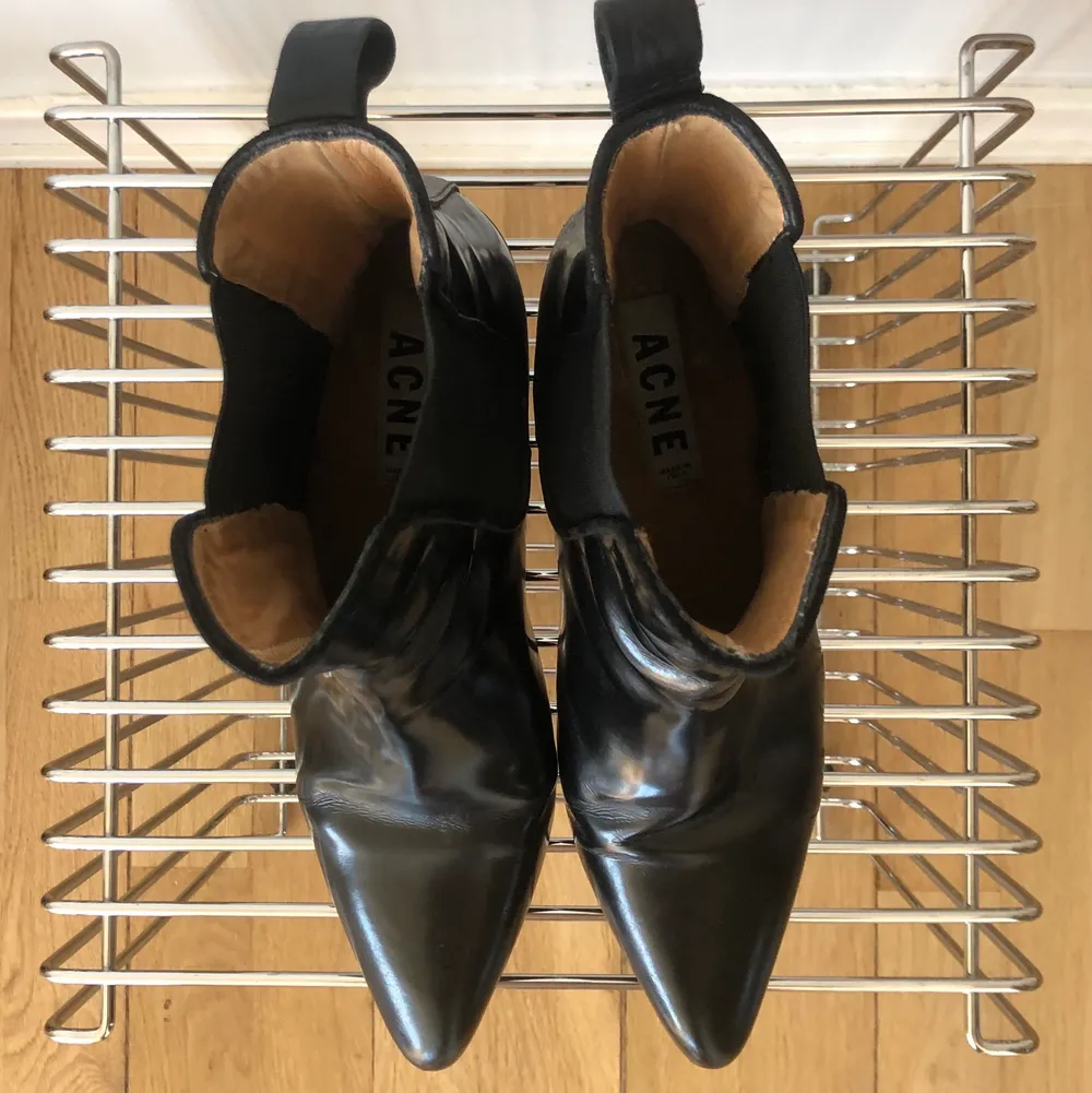 ACNE STUDIOS Free Ankle Boots Black i svart glansigt läder och svart klack. Sitter som en smäck runt foten, fast mjukt liksom. Använda en handfull gånger och har lagt på en gummisula för hållbarheten. Mjukt spetsiga i tån som gör att de känns tidlösa.. Skor.