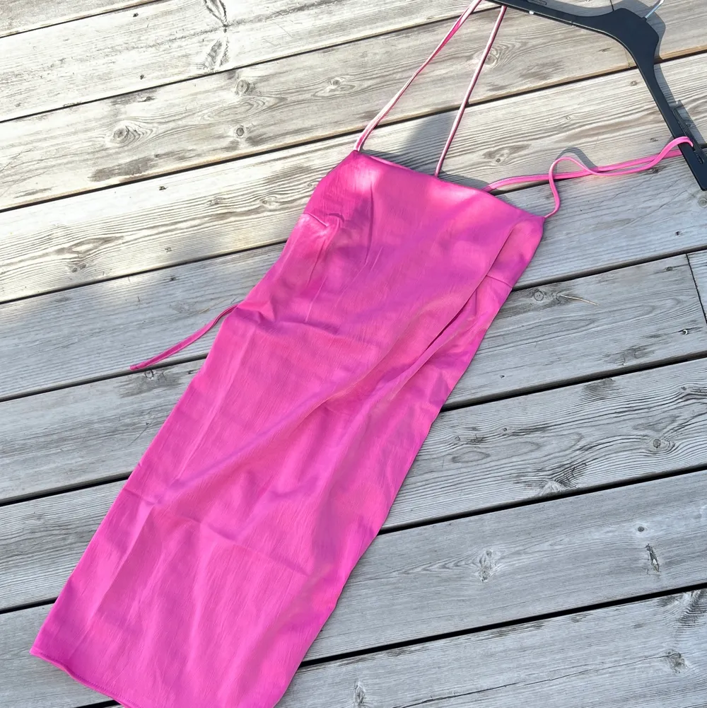 Rosa klänning med snörning i ryggen, superfin men aldrig använd. Storlek L men är som en S/M (liten i storlek) från hm. Drog av lappen för fort. Köptes för 200kr. Klänningar.