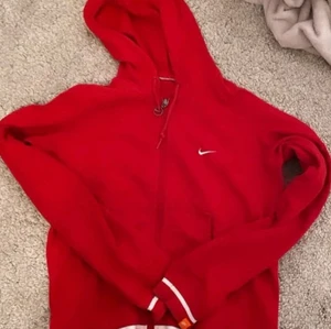 Röd Nike zip up - Säljer min röda nike zip up då den ej kommer till använding 😊 Frakt tillkommer  !Trycker ej på köp nu!
