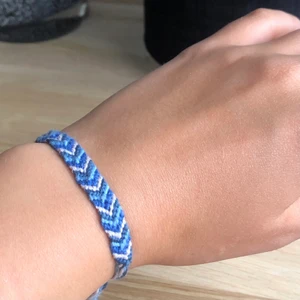 Flätat armband - Hemmagjort flätat armband som dessutom är justerbart! Det kostar 20 kr och köpare står för frakt. Jag erbjuder fler färger och har fler inlägg (se på bild nr 2)! Kom gärna privat vid eventuella frågor💞