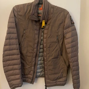 Parajumper jacka - Parajumper jacka med ett godkänt skick, nån fläck på nått ställe som säkert går att tvätta bort (aldrig försökt tvätta bort de)! Finns ett litet hål på armen som går att laga. Men i övrigt fin! Buda gärna