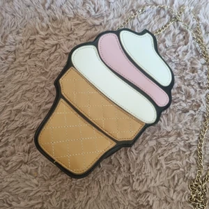 Glass handväska - Glass handväska i nyskick  Kan fraktas mot kostnad (66kr) spårbar frakt hos postnord