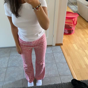 Byxor zara  - Domhär fina byxorna är från zara! Lite svårt att fota så be gärna om fler bilder om det behövs. Är ca 157 cm lång