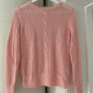 Rosa stickad Gant tröja  - Supersöt rosa stickad Gant tröja i storlek xs. Tröjan har färgen som på bild ett. Säljer pga att den är för liten för mig. Mycket bra skick. Hör av dig om du har frågor!💓💓🌸🌸 frakt på 39 kr tillkommer 