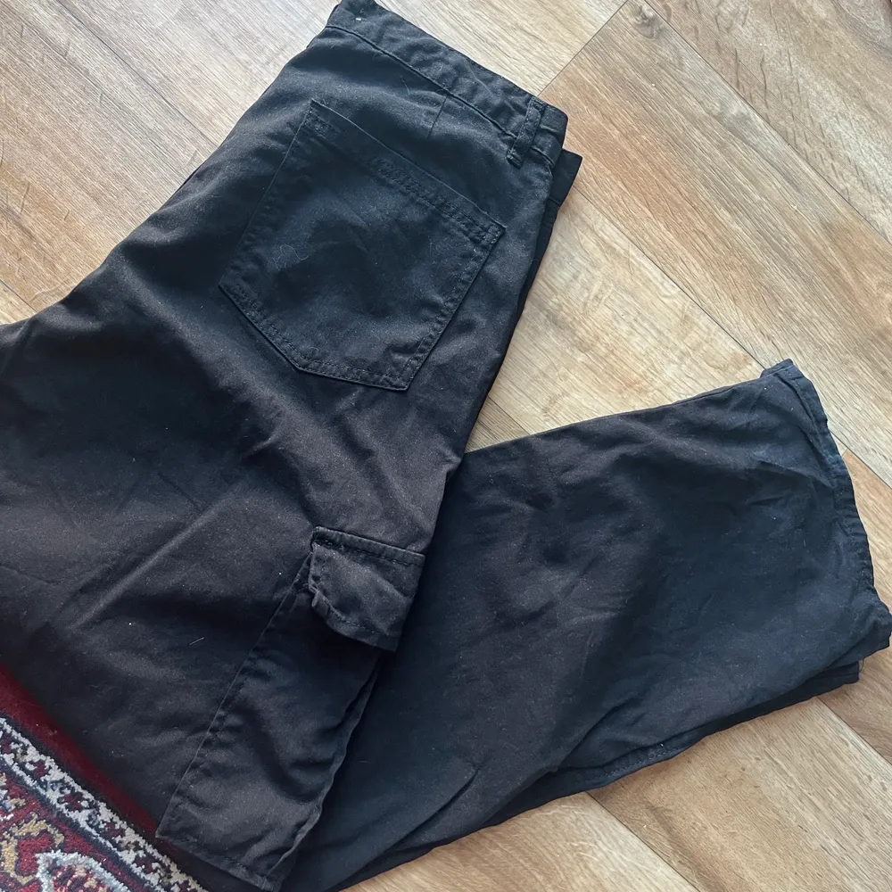 Jättefina svarta cargo byxor från stradivarius, storlek 44 för jag ville ha dom lite oversized och dom är vanligtvis små i storleken, jag är en S/M i vanliga fall. Knappt använda 🌸. Jeans & Byxor.