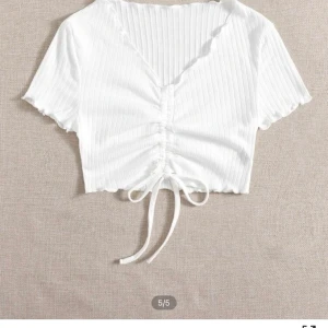 Vit topp shein  - Vit söt topp med snörning från shein. Slutsåld på hemsidan. Lånad bild. Man kan reglera banden.