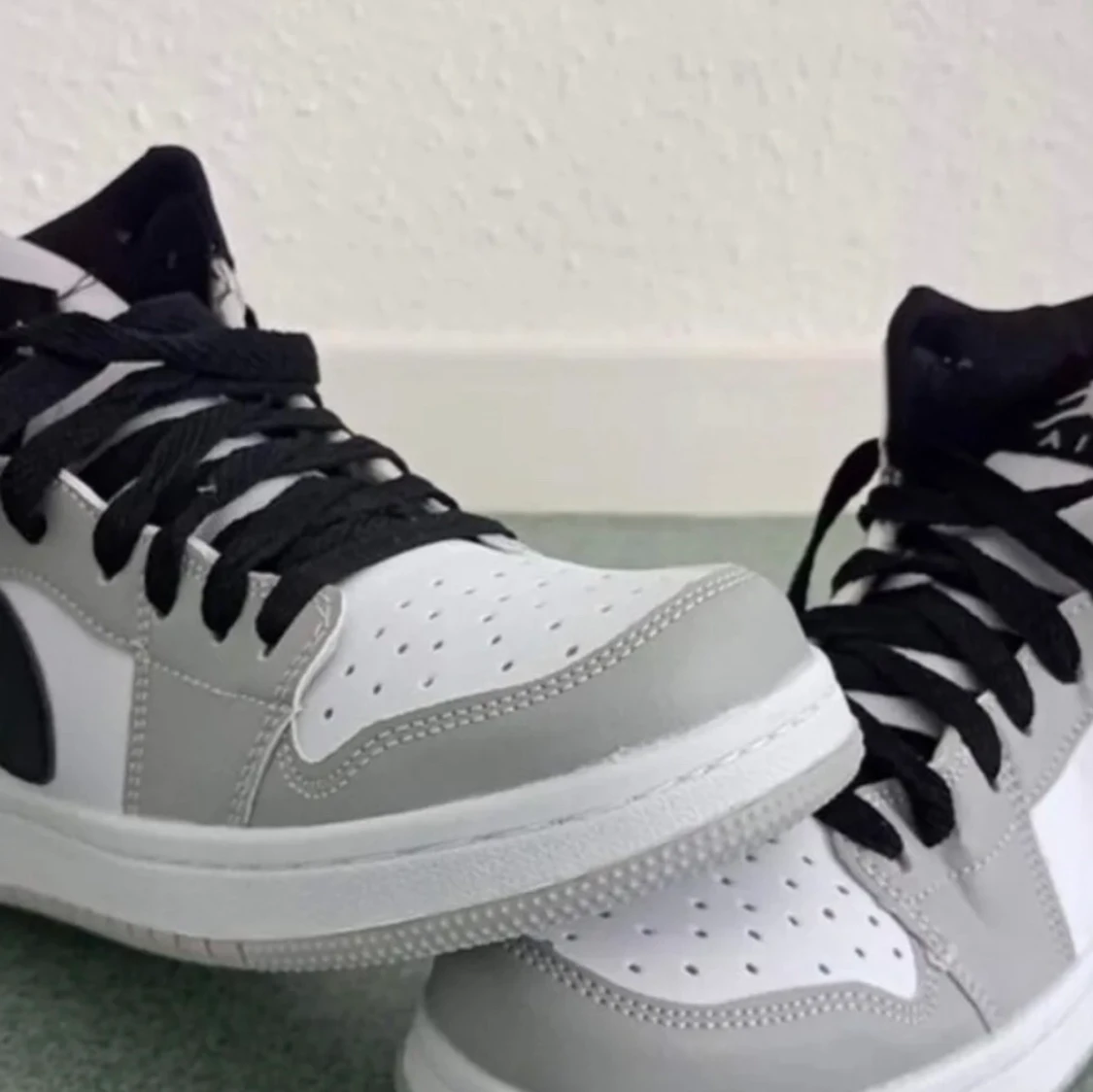 Air Jordan 1 Mid Light Grey