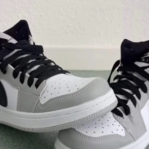 Air Jordan 1 Mid Light Grey - Hej! Säljer ett par nästan oanvända Air Jordans🔥 Köpt från Hyperscrape för 2145kr, har inte sparat kvittot tyvär men bjuder på frakt!❤️📦 (Säljer åt en kompis)