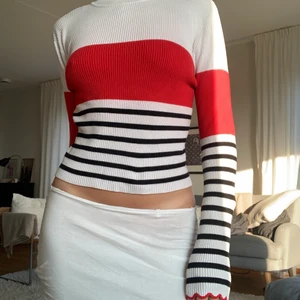 Fler färgad/mönstrad Zara tröja - Fler färgad/mönstrad tröja från Zara med fina detaljer vid kragen och armarnas ändar. Tröjan är köpt i Spaninen i storlek M men är mindre i storlek (jag är storlek S, se bild).  💞 köparen står för frakten men jag möter även upp i Lund💞 