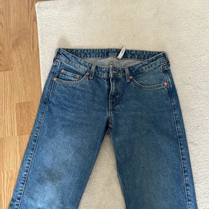 Arrowr jeans - Säljer mina arrowr jeans från weekday då de inte passar mig längre. Strl 28/30. Nypris 400kr säljer för 200kr!☺️
