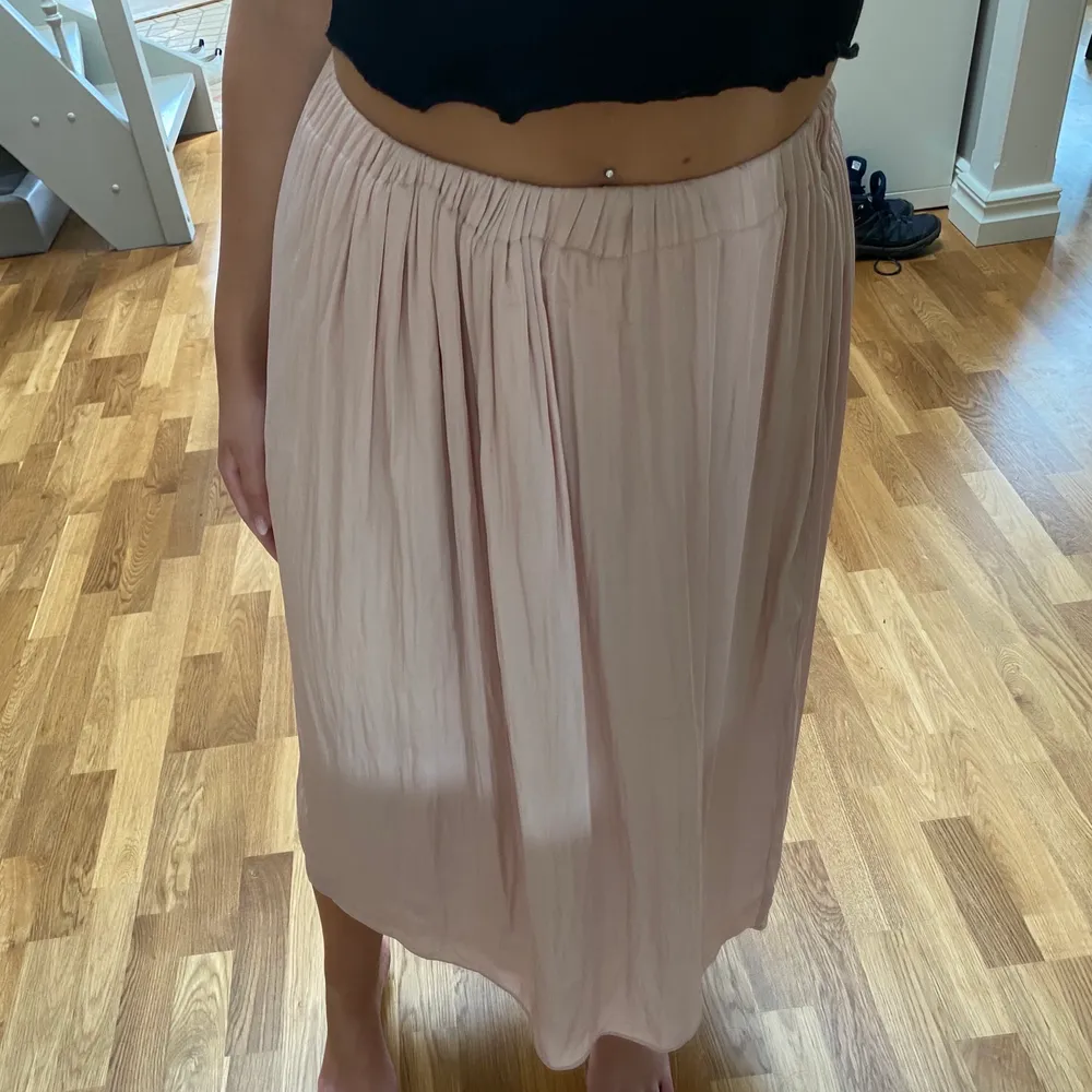 Ljusrosa kjol från Gina tricot, lång kjol superfin🫶🏼. Kjolar.