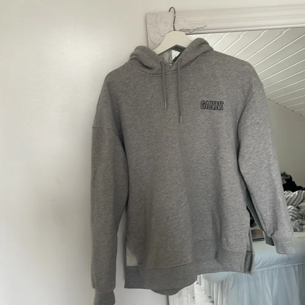 Säljer min Ganni hoddie då den inte kommer till användning. Använd fåtal gånger så den är i nyskick. Nypris 1500kr säljer den för 850kr!☺️. Tröjor & Koftor.