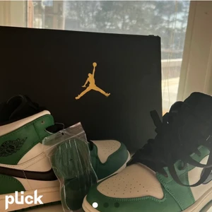 Gröna jordans - (Lägger upp igen då de va oseriös köpare!!) Säljer mina gröna jordans i mid då dom inte kommer till användning. De är aldrig använda bara testade o inga skador på! Dom är från StockX. Köparen står för frakten. köpta för 2500kr om fler är intresserad budgi