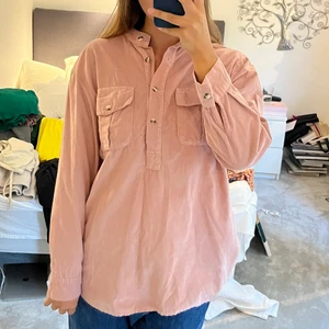 Manchester-skjorta - Skjorta i manchester-material köpt på OST London, väldigt sparsamt använd! 