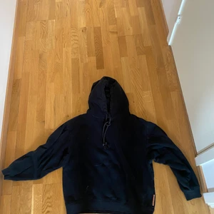 Acne hoodie  - Helt vanlig svart acne hoodie!! Storlek small men passar M med!  Nypris 3000!! Pris kan diskuteras vid snabb affär 