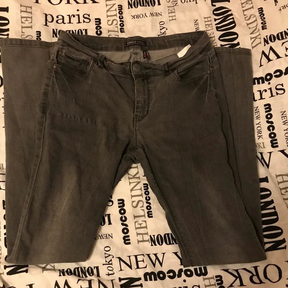 Lågmidjade jeans från only. storlek finns på en av bilderna. Bra skick utom en slarvigt sydd söm vid dragkedjan som ej syns när man har dom på sig, lätt fixat med nål tråd och lite tålamod😆 fler bilder finns tillgängliga.. Jeans & Byxor.