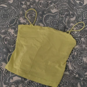 linne - säljer ett gina tricot linnea storlek s som var väldigt trendigt för några år sedan! 10kr + frakt 29kr = 39kr 🤍