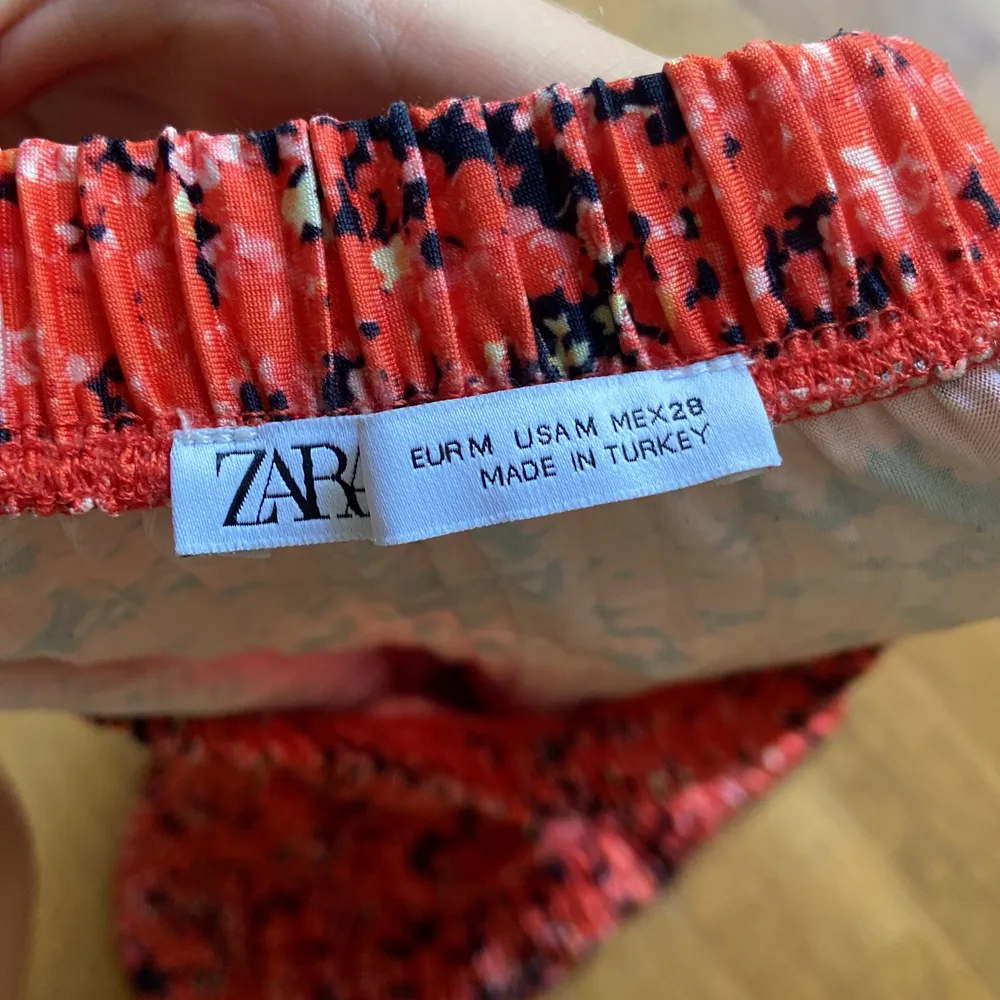 Snygg minikjol från Zara i rosa/orange och svart. Strl M.. Kjolar.