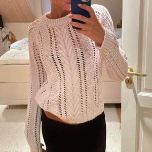 Stickad tröja - Söt rosa stickad med ”hål” från zara knit. Fint skick! Köparen står för frakten💗