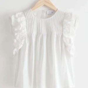 Other stories tröja  - Lägger upp igen pågrund av oseriös köpare! Jag säljer denna tröja då jag har tröttnat på den och inte längre använder den. Storleken är 32 men jag skulle säga att den passar Xs-S