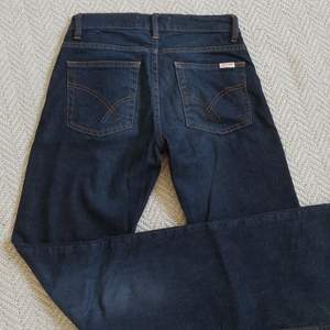 Lågmidjade bootcut jeans i bra skick! Midjemått(tvärsöver):34 cm Innerbenslängd:81 cm❣️