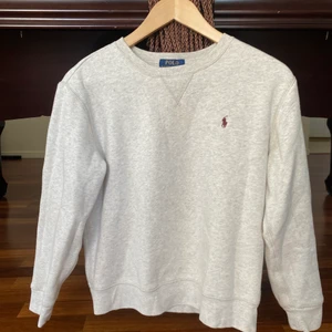 Ralph Lauren collagetröja - Knappt använd Ralph Lauren tröja i storlek L barn. Passar barn 14-16 år alternativt en xs dam. Köpt i USA i Jan 2022.