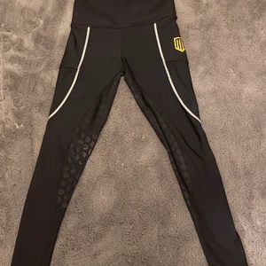 Maya delorez  - Maya delorez byxor i modellen funktion. Helt klart använda men fint skick.  Storlek Xs skulle dock gissa på att dem är litelite mindre men absolut inte mycket. Inga noppror. 3e bilden är på ett litet hål som knappast syns. 