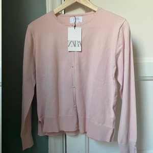 Rosa kofta💗 - Rosa kofta från Zara som är nästan oanvänd💗 Så gulliig och fin och passar till mkt! Den har guld knappar🎗