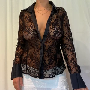 Svart spets skjorta - Skit najs