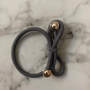Armband/ Hårsnodd  - Grå hårsnodd från ur&penn köpt för 10kr säljs för 3kr, endast använd som armband! 