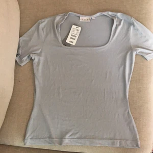 Topp - Så snygg tajt T-shirt med fyrkantig u ringning i storlek M från gamla Hm, tyvärr för stor för mig så kan inte visa bild på😩 använder ej funktionen frakt 26kr