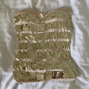Bandeau topp  - Glittrig bandeau topp med ilägg i. Sitter tight och passar mig som är 36 