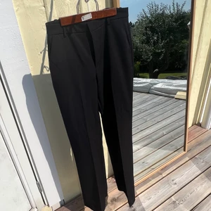 Kostymbyxor - LÅNGA, men jättefina svarta kostymbyxor (Fiona) från Lindex💞Storlek 36. Jag är 163 cm lång och de är väldigt långa på mig. Aldrig använda. Ordinarepris 499kr💕Köparen står för frakten