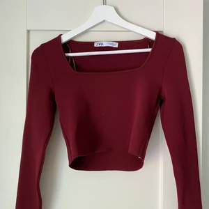 Cool topp från Zara  - Väldigt cool crop topp från zara🖤💜