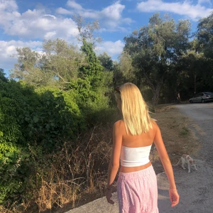 Intressekoll💕 - Intressekoll på denna fina långkjol som jag köpt från monki, älskar denna! Perfekt om sommaren💕 (på andra bilden hade jag vikt ner den så såg lite kortare ut) 