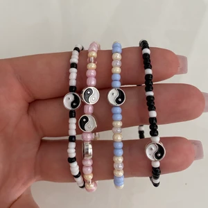 Yin och Yang armand 💗 - Armand med Yin och Yang, kan specialdesigna med egenvalda färger! Priser för armand med en berlock: 15kr 2 berlocker 20kr och 3 berlocker 25kr!💗 Hör av er privat så diskuterar vi mer där☺️ Fraken ligger på 13kr!