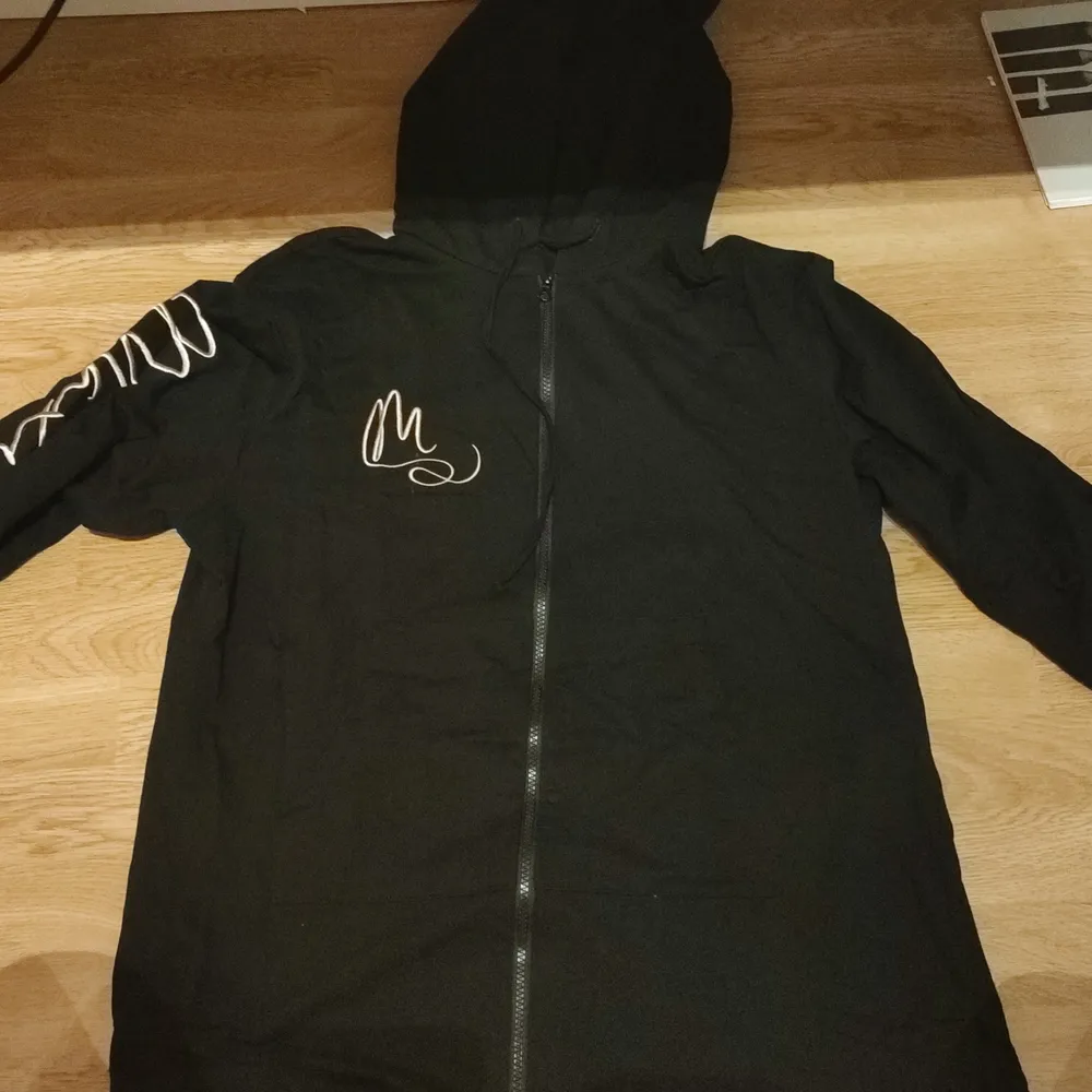 En svart oversized hoodie som jag typ ha använt 1 gång. Köpt i Polen. Nypris = 500 kr, säljer den för 300 kr ( går att diskutera priset). Tröjor & Koftor.