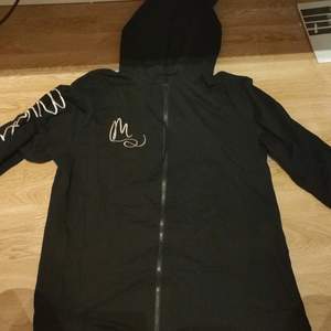 En svart oversized hoodie som jag typ ha använt 1 gång. Köpt i Polen. Nypris = 500 kr, säljer den för 300 kr ( går att diskutera priset)