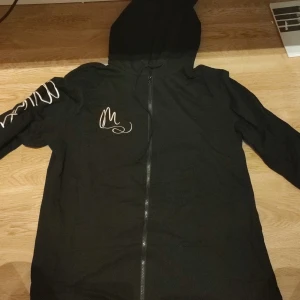 Oversized hoodie  - En svart oversized hoodie som jag typ ha använt 1 gång. Köpt i Polen. Nypris = 500 kr, säljer den för 300 kr ( går att diskutera priset)