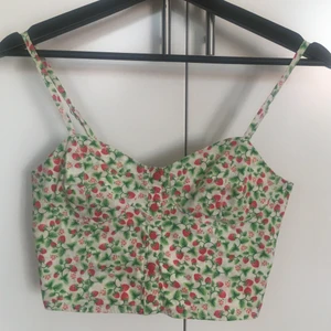 Kort sommartopp - I gott använt skick. Inköpt runt 2010-2012 tror jag, så i princip vintage? Hade behållit den men svårt att kränga mig in i den nuförtiden tyvärr. Fina sommarminnen i denna topp. 🍓