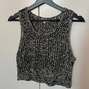 Virkad croppad sommartopp - Inköpt i en butik i NYC flera år sedan. Har hängt med många somrar, välanvänd. Något kortare framtill än baktill. Storlek S, men skulle säga att den även kan passa nån som har storlek M.