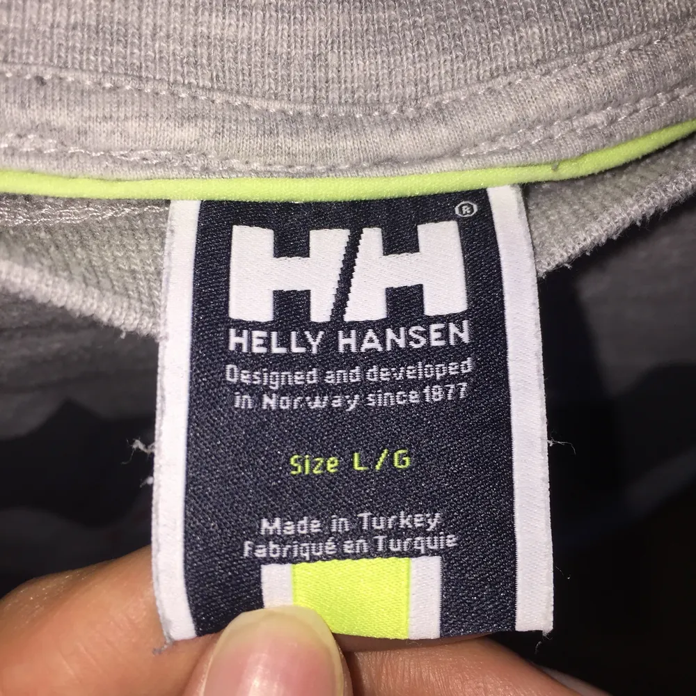 Snygg Helly Hansen tröja.  Använd 3 gånger. Den är som oanvänd.  Inga hål, inga negativa saker.  Köpt i butik för 800kr.  Storlek: Medium-Large.  . Tröjor & Koftor.