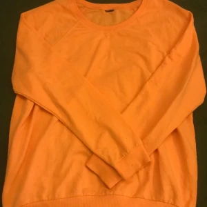 Korall färgad sweatshirt - Sweatshirt i en korallig/ neon orangea färg! Färgen stämmer inte riktigt överens med bilderna, så kontakta privat för bättre bilder! Felfri tröja, har endast några små små fläckar som du ser på bilden!❤️ Finns ingen lapp kvar så vet ej storlek men typ s/m