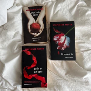 Twilight böcker  - Säljer nu 3 Twilight böcker, jättefint skick. Köpta för ca 100kr/st, säljer för 50kr/st 