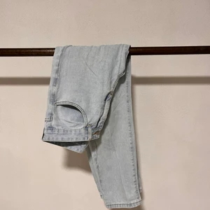 SHEIN jeans size S - Ett par jeans ja köpte från SHEIN för ett halvår sedan, extremt bra passform och knappt använda. Bra skick - inga fläckar osv