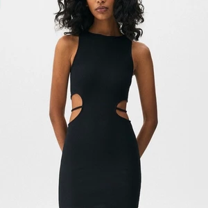 Pull and bear klänning - Trendig svart klänning från pull & bear. Använd en gång. Strl S men passar mer en xs