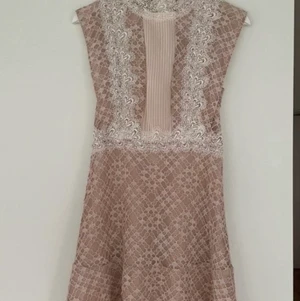 Klänning - Sandro Paris  - Klänning från Sandro Paris. Storlek XS-S.  Sparsamt använd. Nypris ca 2 700 kr. Säljes pga passar ej. 