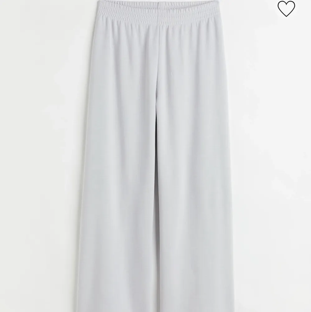 Säljer dessa trendiga byxor från H&M i färgen grå som har en normalhög midja med resår samt raka ben. Skulle säga att dessa passar någon som är mellan 159-163cm. Frakten ingår ej i priset. . Jeans & Byxor.